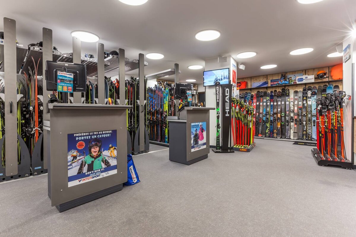 A ski shop with a sign that says porte en caisse