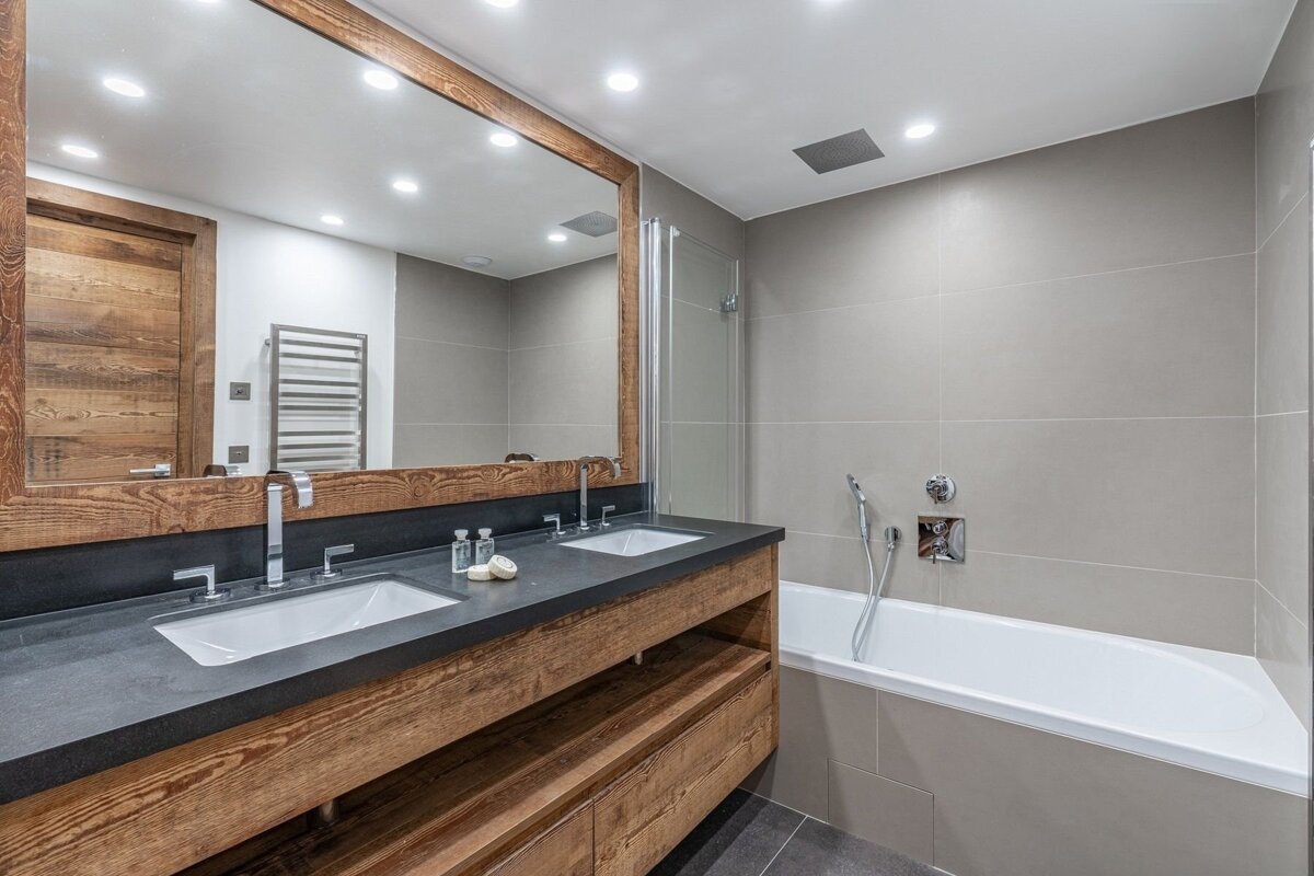 A bathroom with two sinks and a bathtub