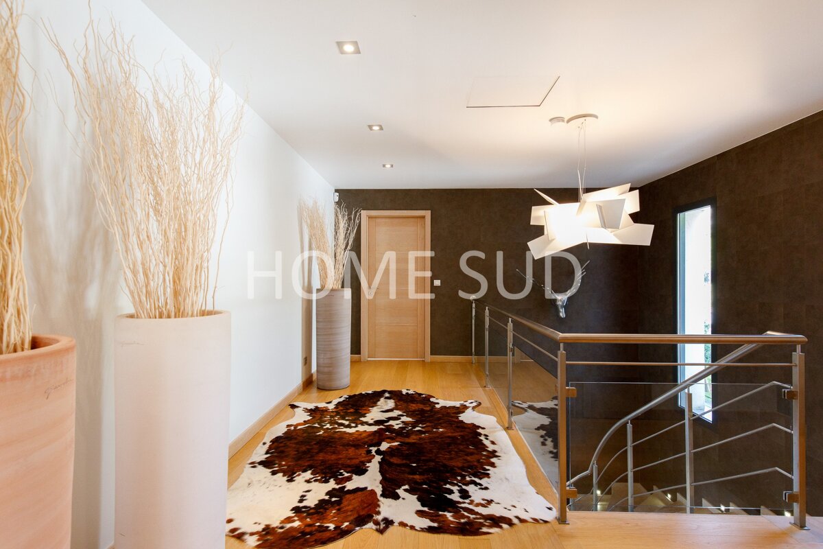 A hallway with a cowhide rug and a sign that says home sud