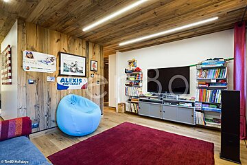 A living room with a sign that says alexis pinturabot