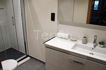 A bathroom with the word tempo on the wall