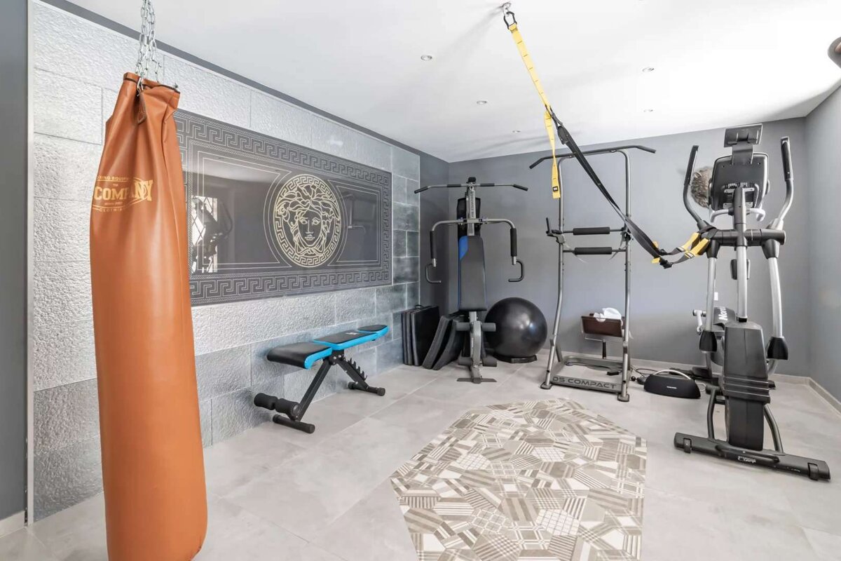 A gym with a bag that says com on it