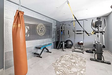 A gym with a bag that says com on it
