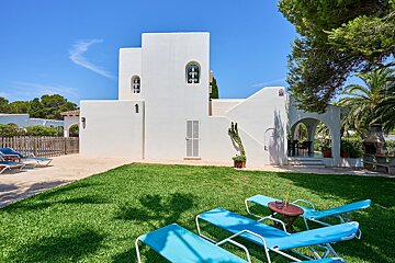 A white building with a sign that says ' alquiler ' on it