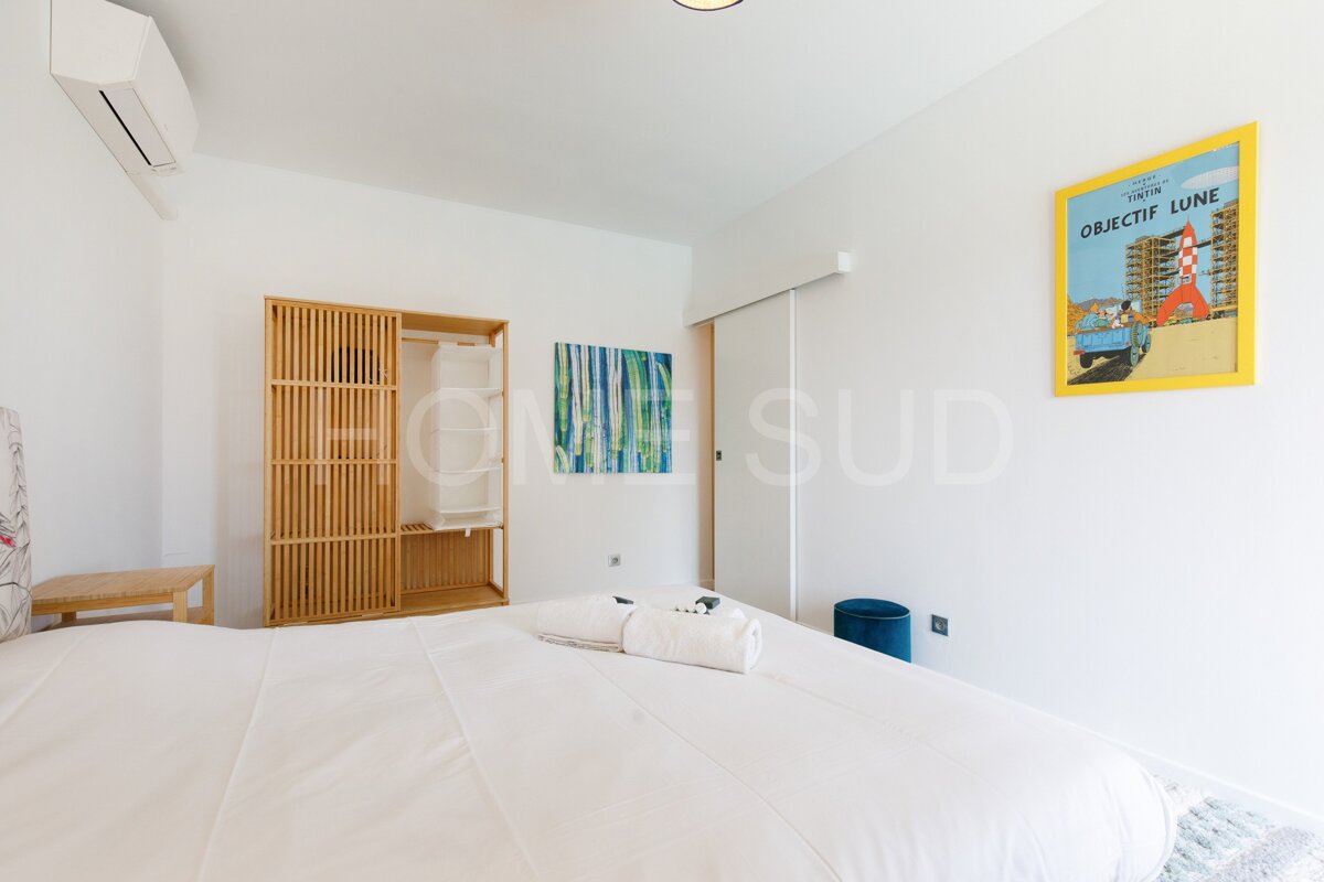 A bedroom with a poster on the wall that says objectif lune