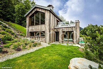 A picture of a wooden house taken by tom60 holidays