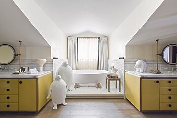 A bathroom with two sinks and a bathtub
