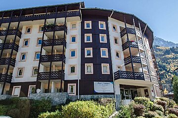 A large building with balconies and a sign that says bienvenue