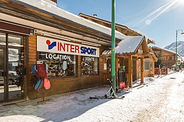 A store front with a sign that says inter sport