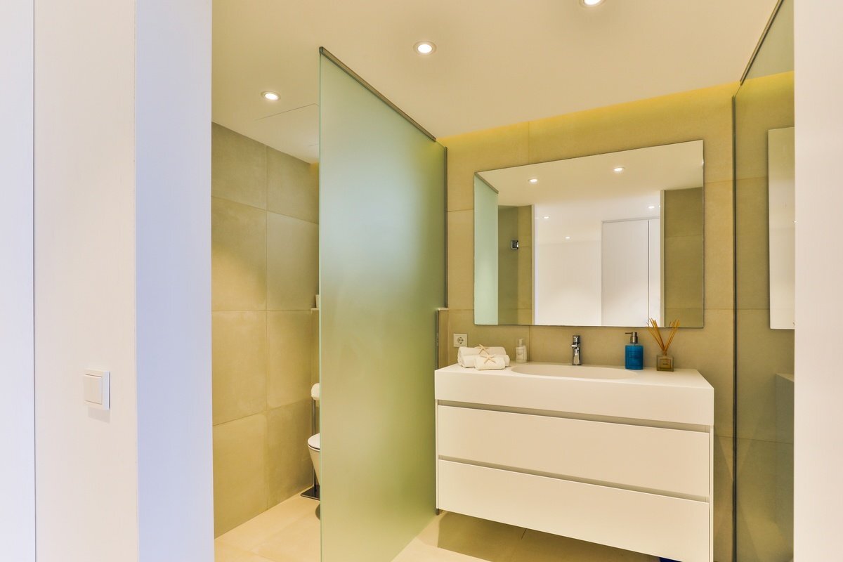 A bathroom with a sink and a large mirror