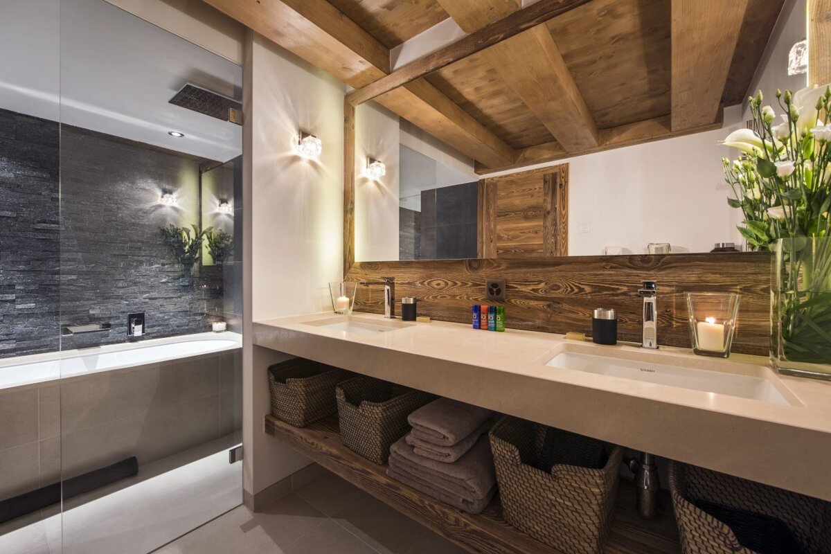 A bathroom with two sinks and a bathtub