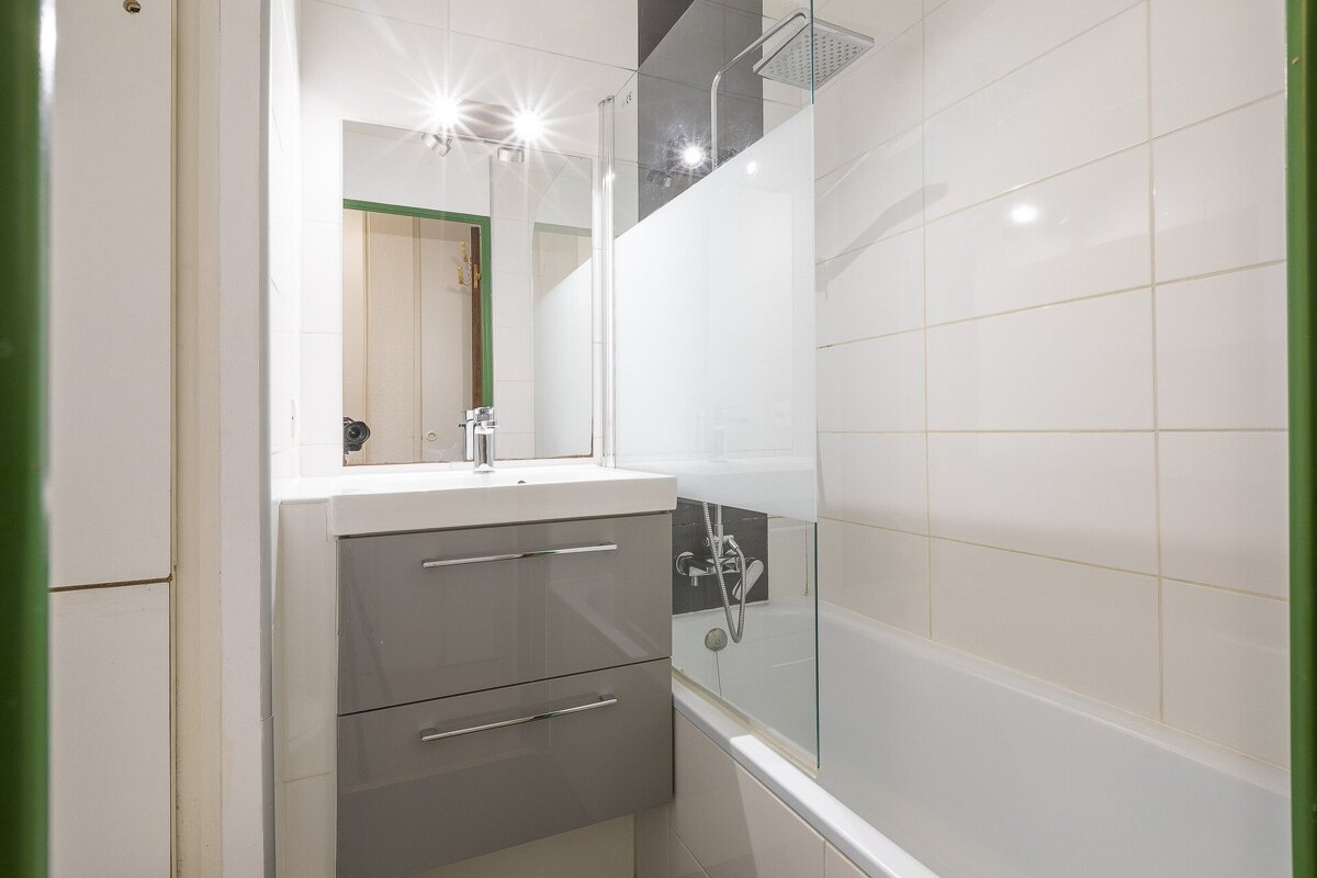A bathroom with a sink and a bathtub