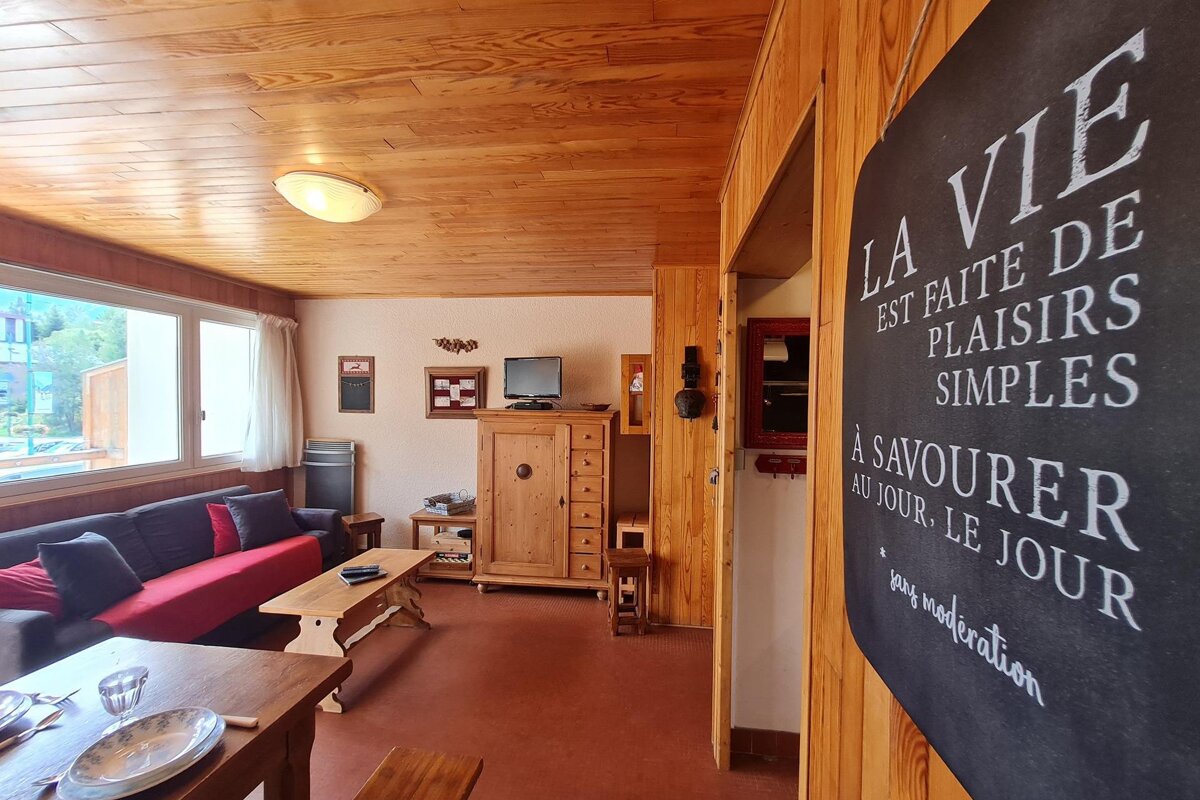 A living room with a sign that says la vie est faite de plaisirs simples