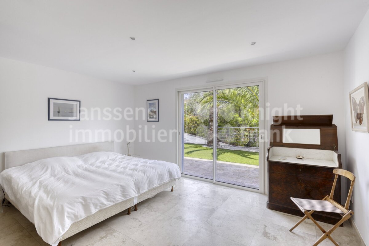 A bedroom with two beds and a dresser that says immobilier
