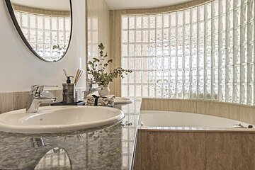 A bathroom with two sinks and a bathtub