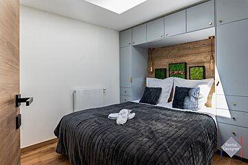 A bedroom with a bed and a sign that says rental designer