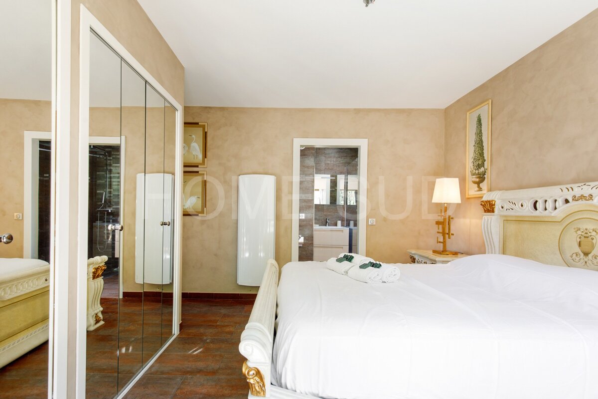 A bedroom with the word home on the wall