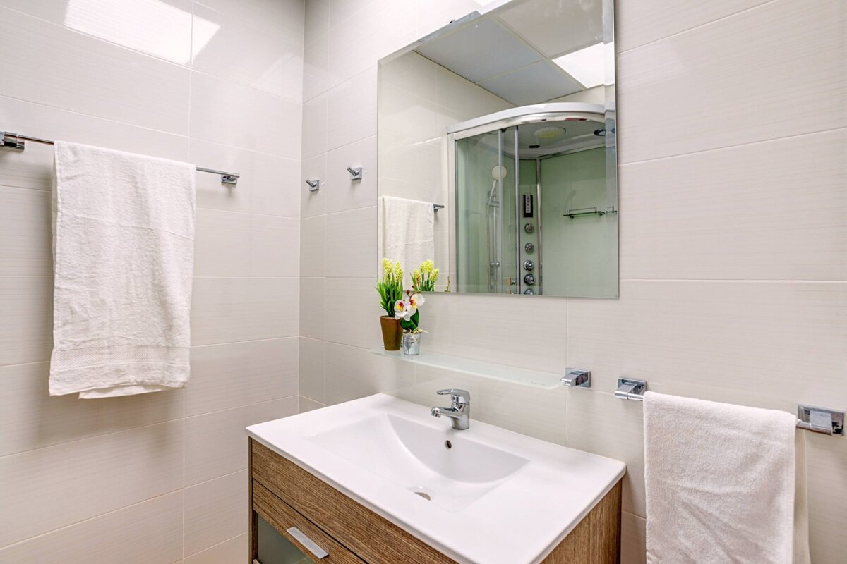A bathroom with a sink and a large mirror