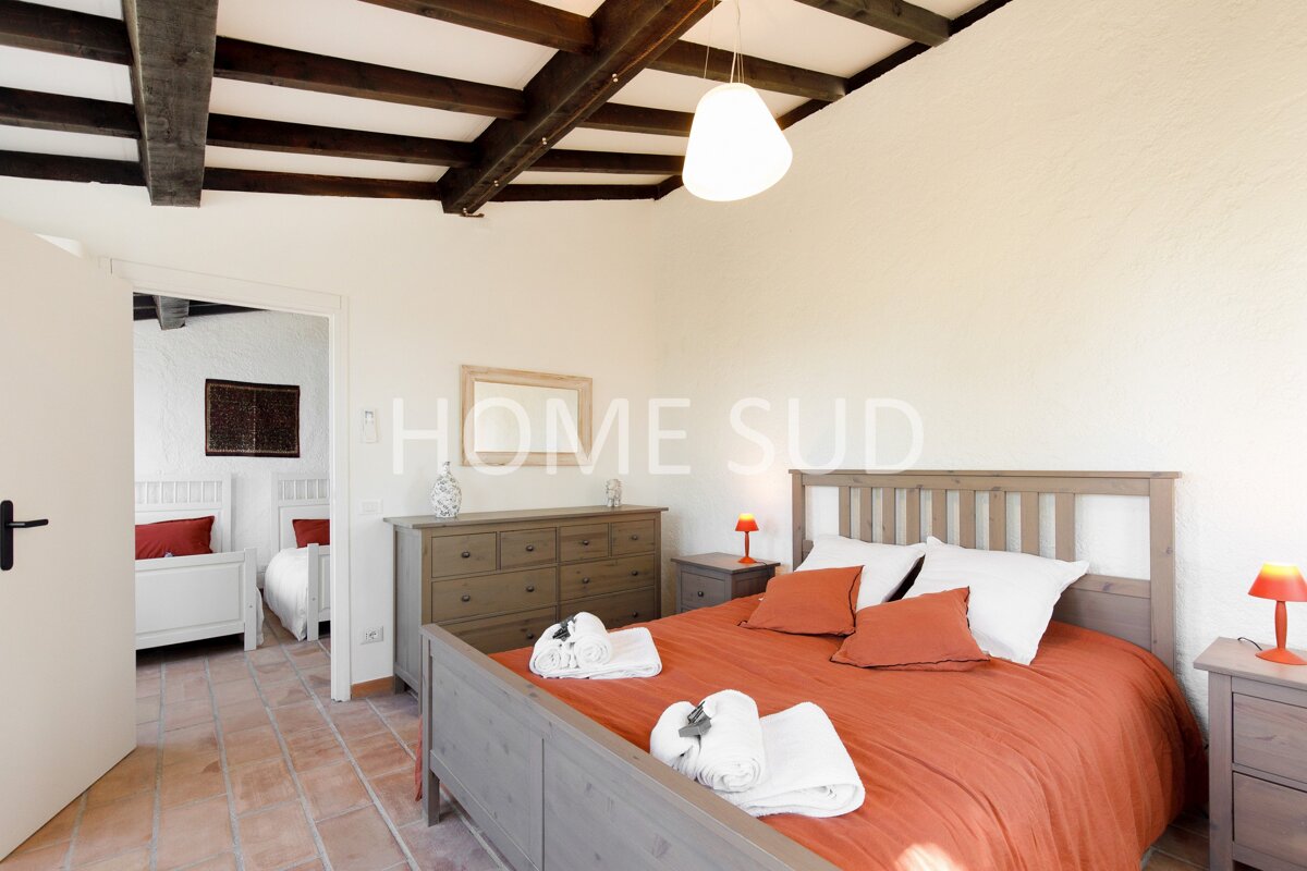 A bedroom with a bed and a dresser that says home sud