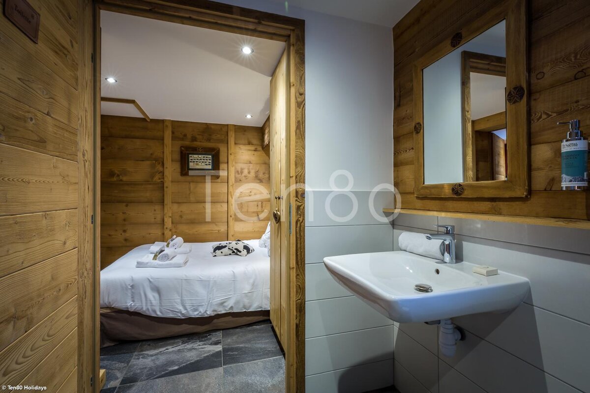 A bathroom with the number 80 on the wall