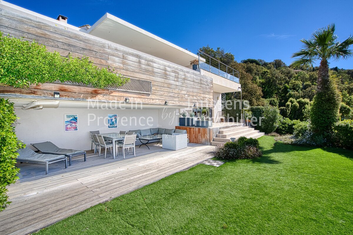 The word provence is on the side of a building