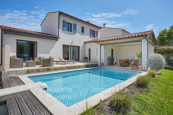 A house with a large swimming pool is for sale in provence