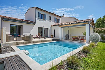 A house with a large swimming pool is for sale in provence