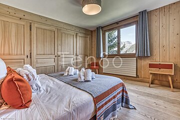 A bedroom with a bed and a window with a sign that says tengo