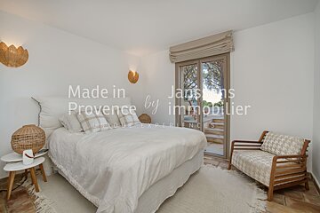 A bedroom with the words made in provence by immobilier on the wall