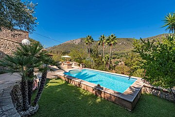 A large swimming pool with mountains in the background