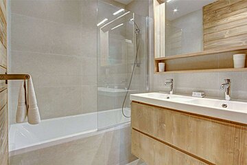 A bathroom with two sinks and a bathtub
