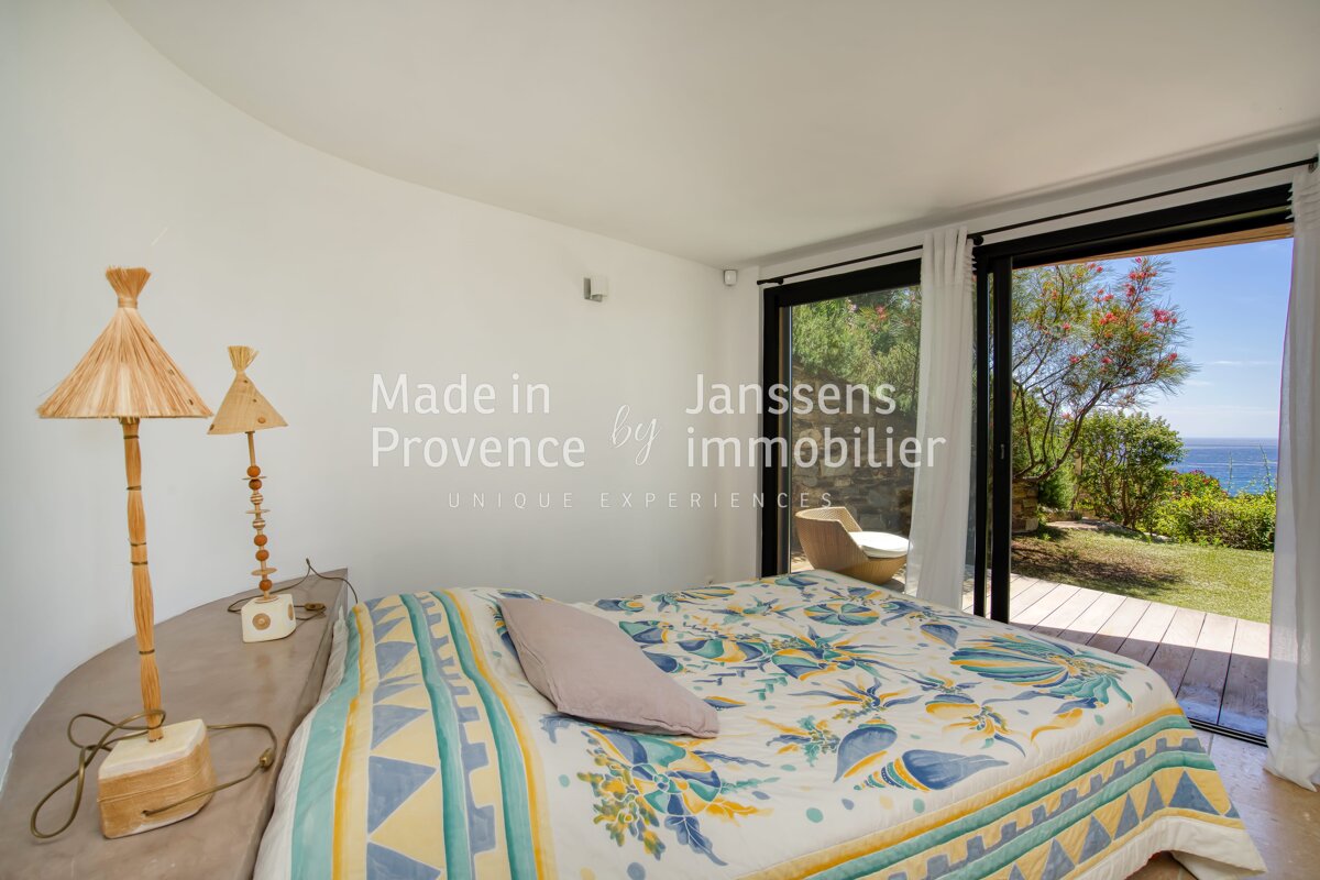 A bedroom with the words made in provence by immobilier on the wall