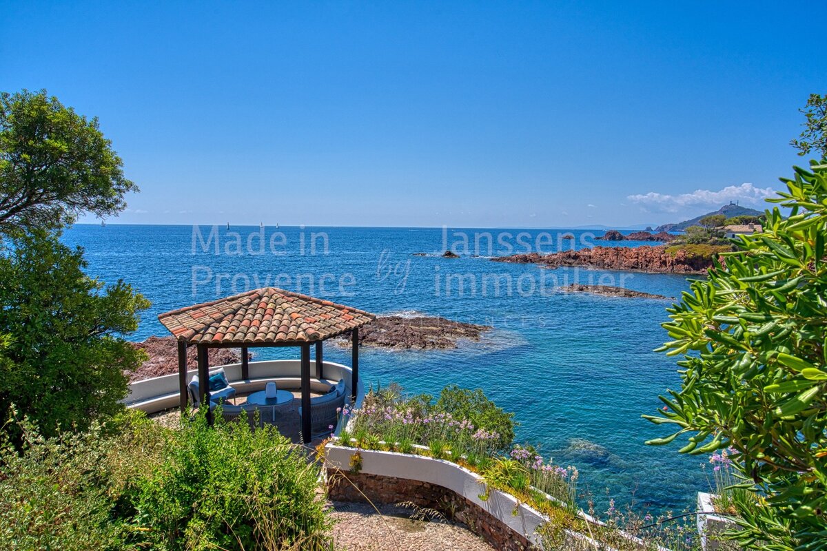 A gazebo overlooking the ocean is made in provence by janssens immobilier