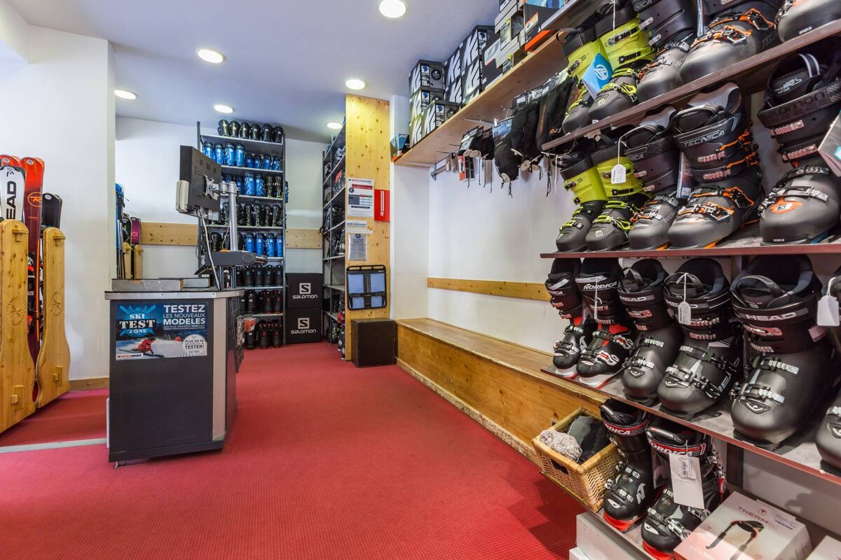 A store with a sign that says testez on it