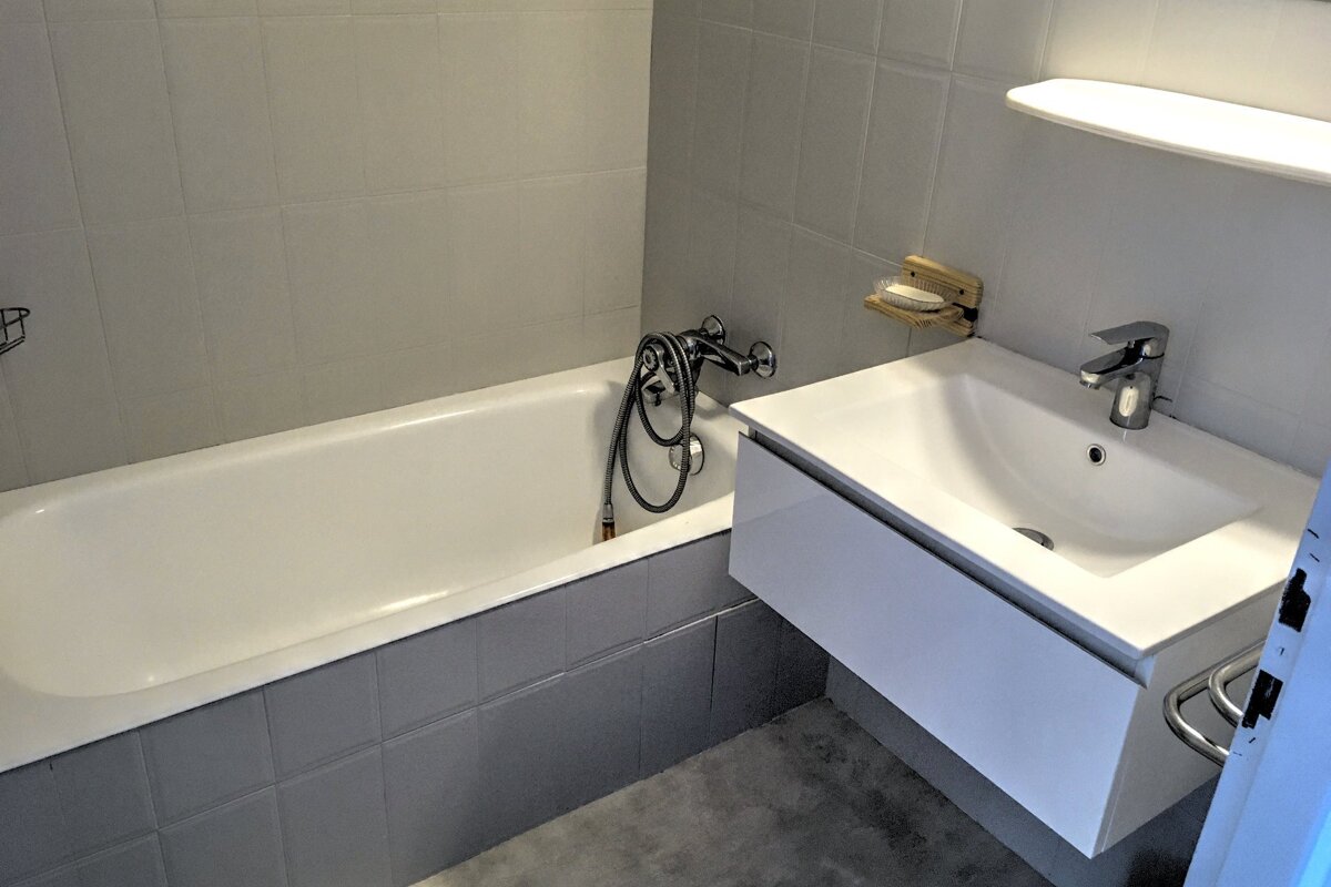 A bathroom with a bathtub and a sink