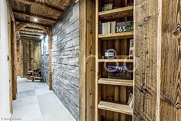 A book called siecle sits on a wooden shelf