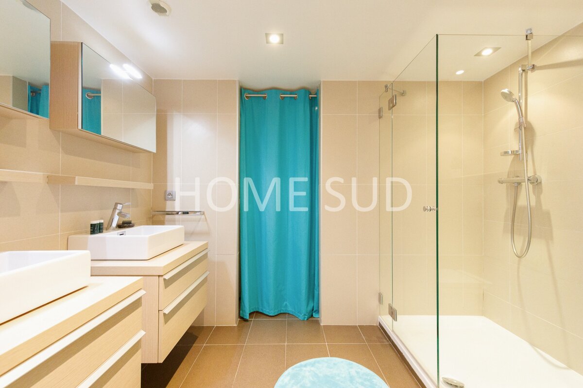 A bathroom with a blue shower curtain that says home sud