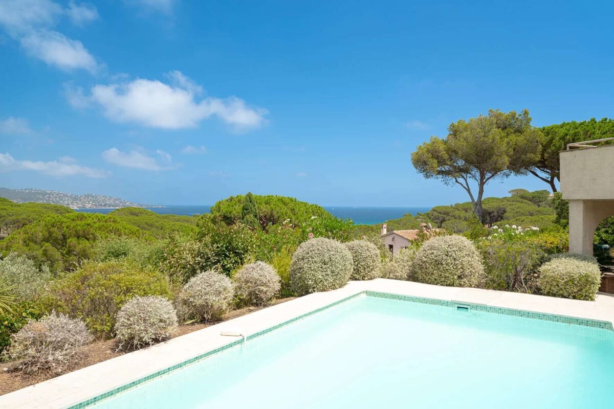 A large swimming pool with a view of the ocean