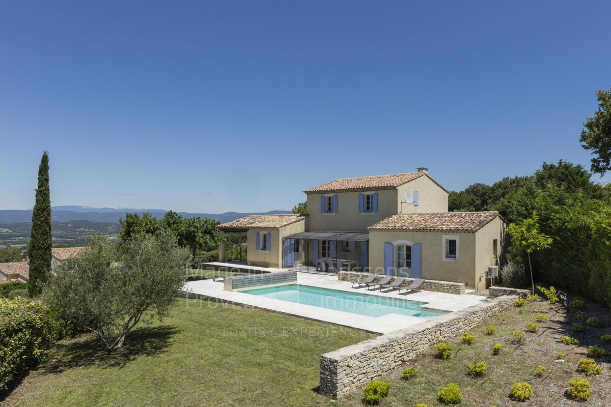 A house with a large swimming pool is for sale