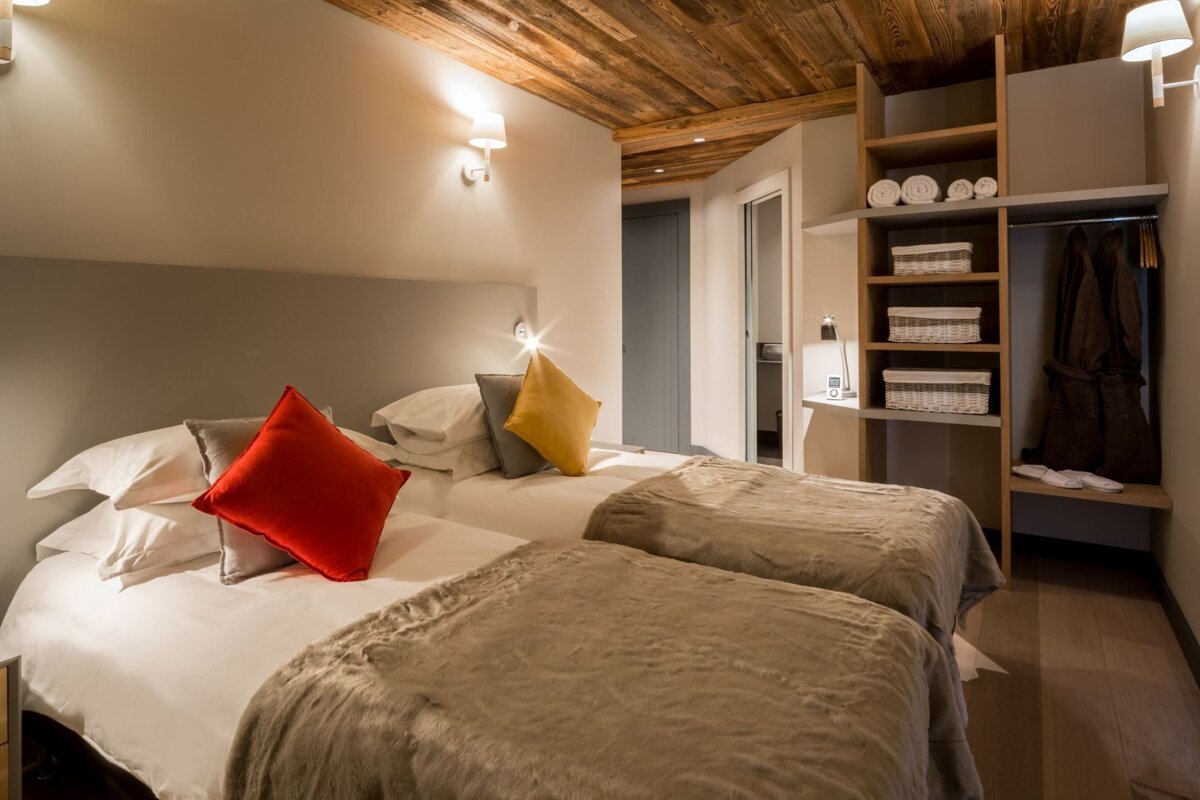 A bedroom with two twin beds and a closet