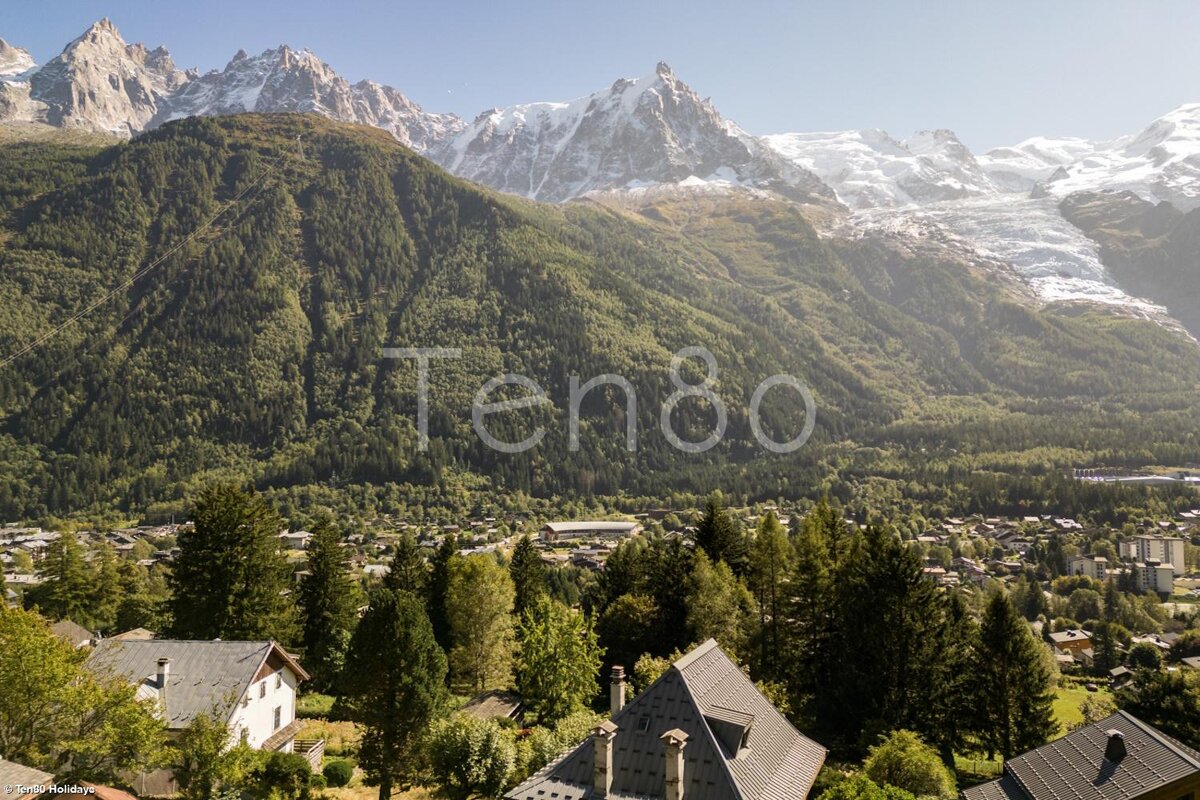 A picture of a mountain range with the word ten80 on the bottom