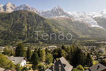 A picture of a mountain range with the word ten80 on the bottom