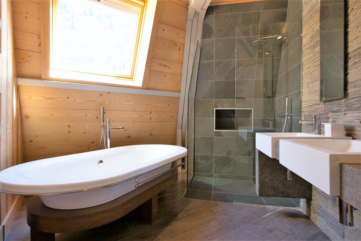 A bathroom with a bathtub and two sinks