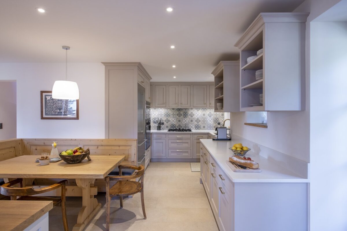 A kitchen with a bowl of fruit on the counter