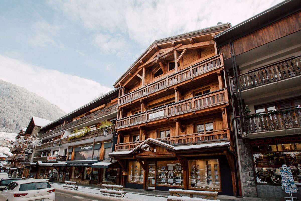 A building with a sign on it that says ' boutique ' on it