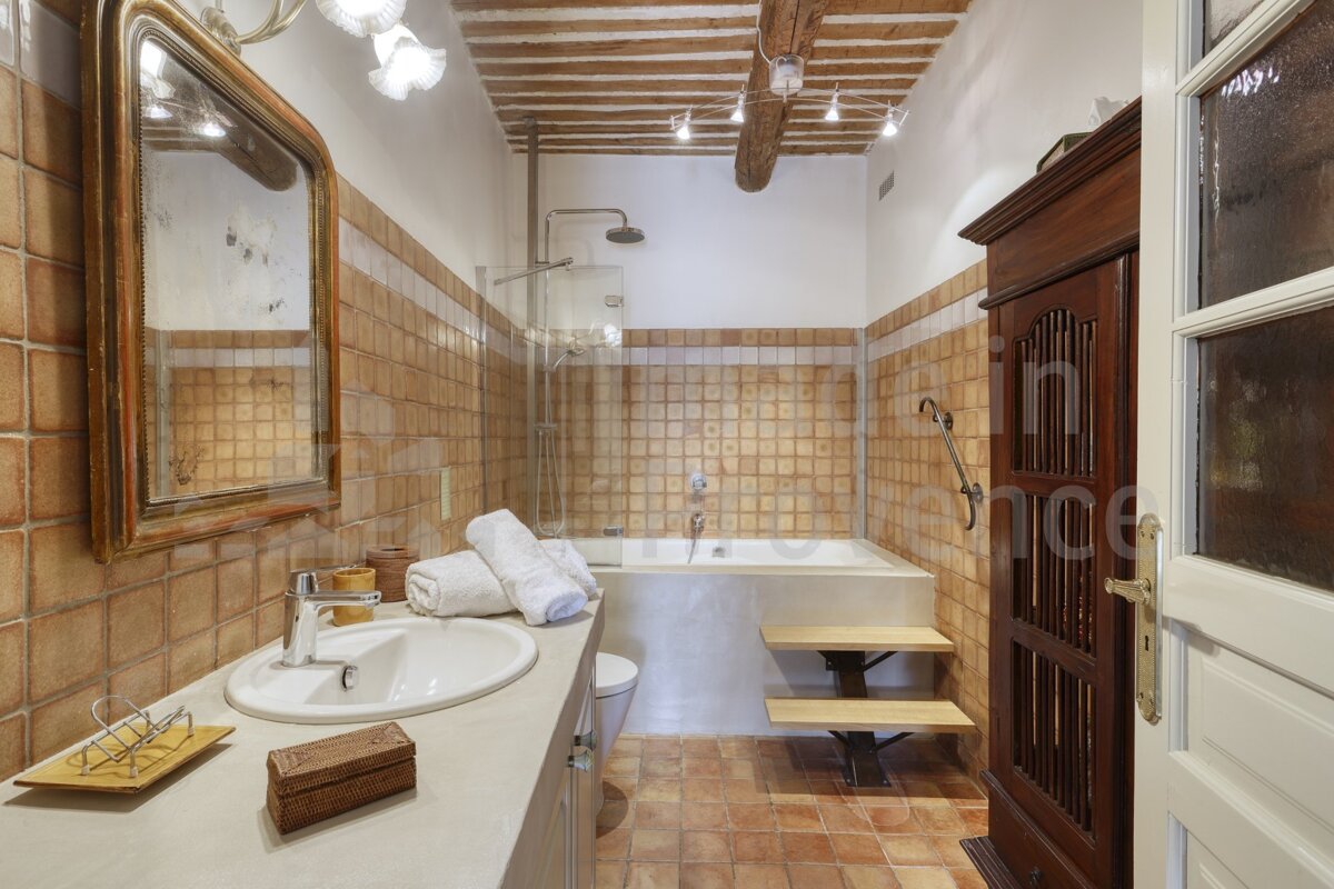 A bathroom with the word france on the door