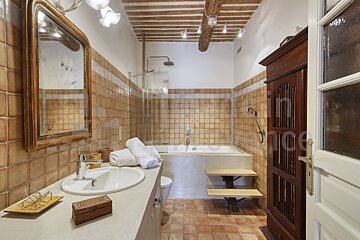 A bathroom with the word france on the door