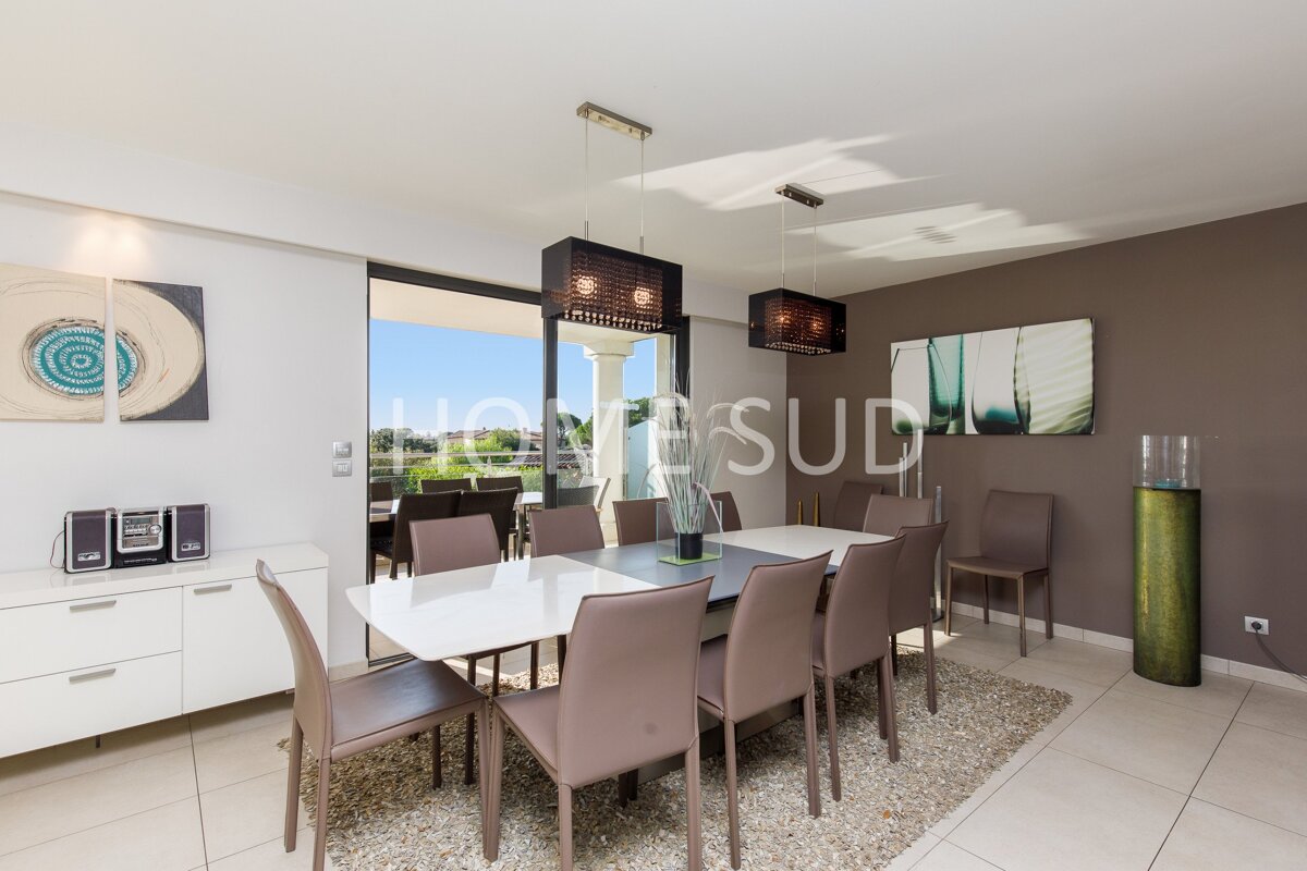 A dining room with the word montesud on the wall