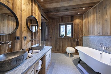 A bathroom with two sinks and a bathtub