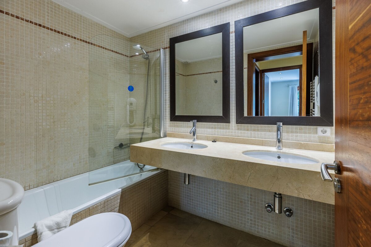 A bathroom with two sinks and a bathtub
